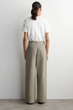HOSE AUS DENIM MIT WEITEM BEIN
