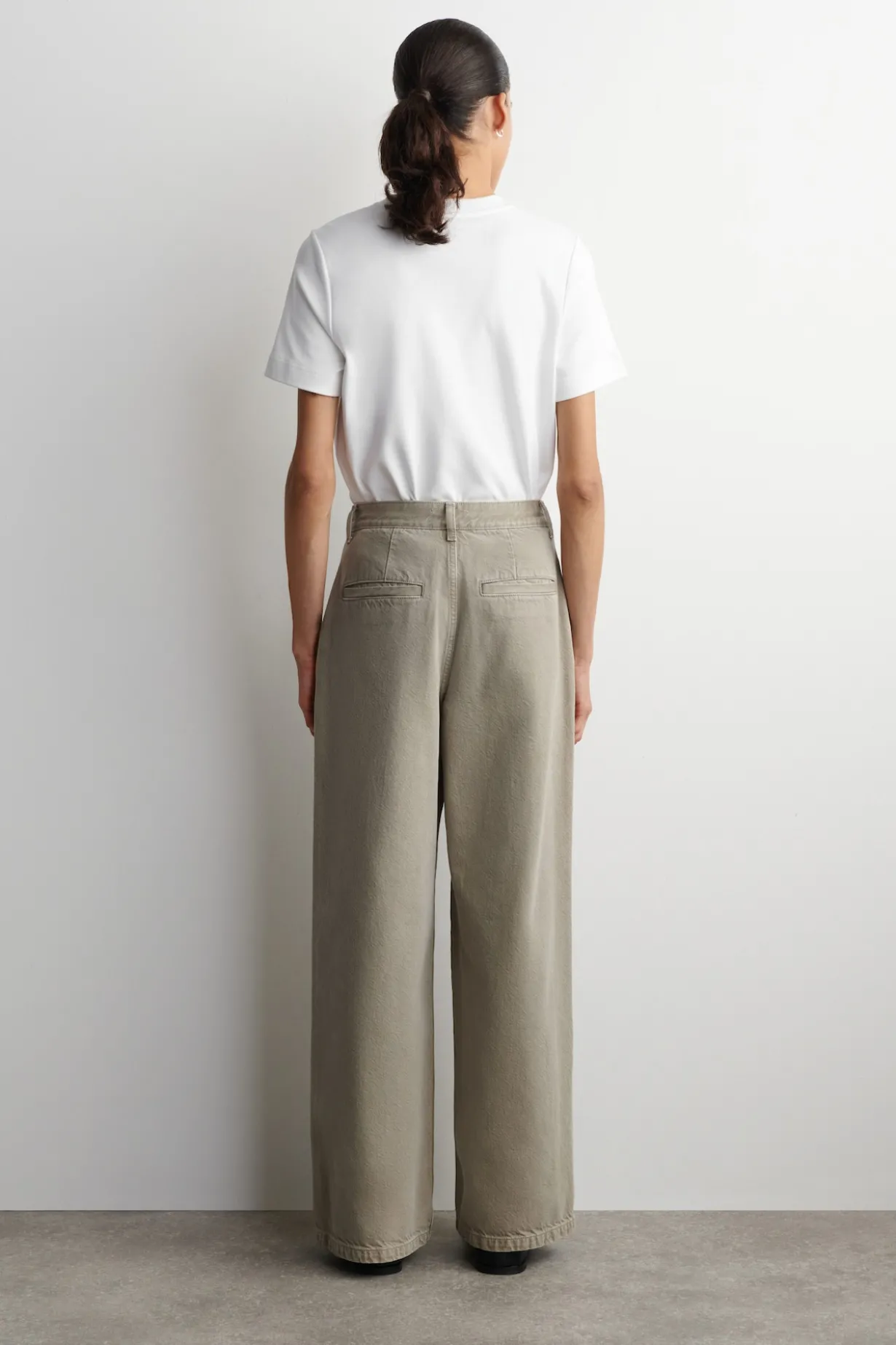HOSE AUS DENIM MIT WEITEM BEIN