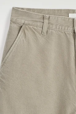 HOSE AUS DENIM MIT WEITEM BEIN