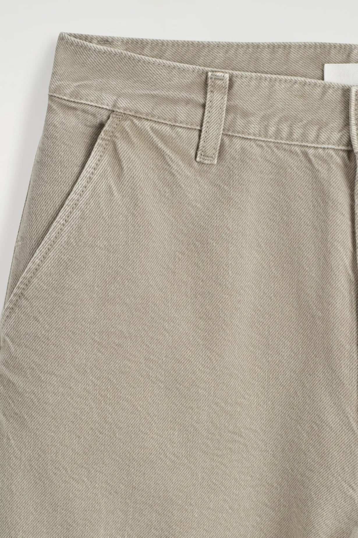 HOSE AUS DENIM MIT WEITEM BEIN