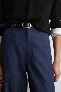 HOSE AUS DENIM MIT WEITEM BEIN