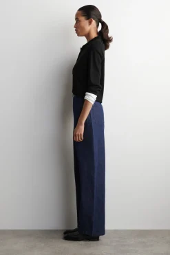 HOSE AUS DENIM MIT WEITEM BEIN