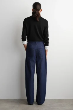 HOSE AUS DENIM MIT WEITEM BEIN