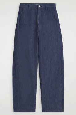 HOSE AUS DENIM MIT WEITEM BEIN