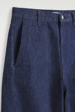 HOSE AUS DENIM MIT WEITEM BEIN