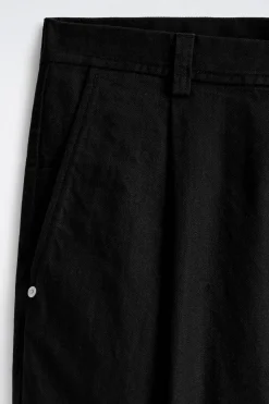 HOSE AUS DENIM MIT WEITEM BEIN UND BÜGELFALTEN