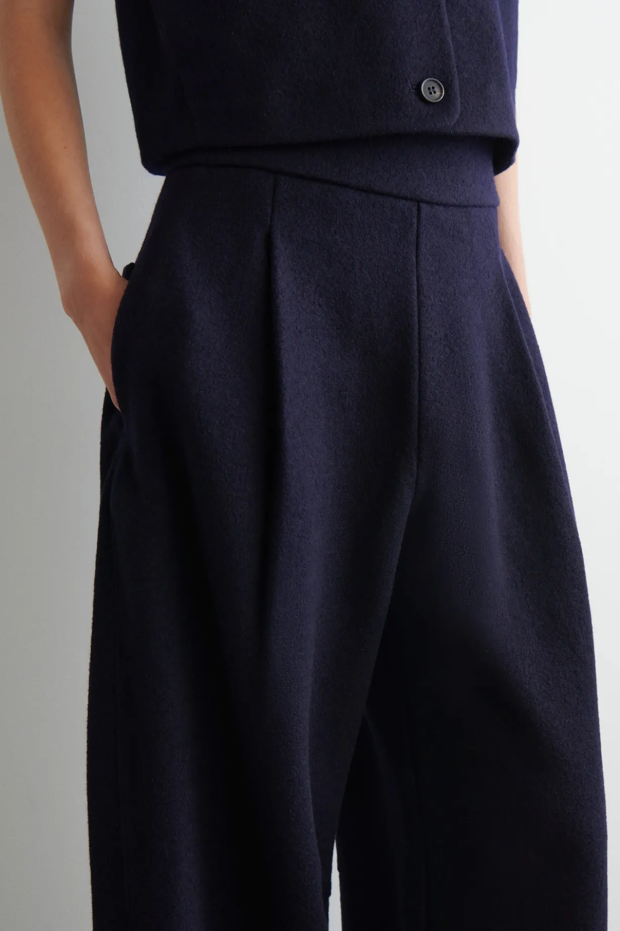 HOSE AUS KOCHWOLLE MIT BARREL-BEIN