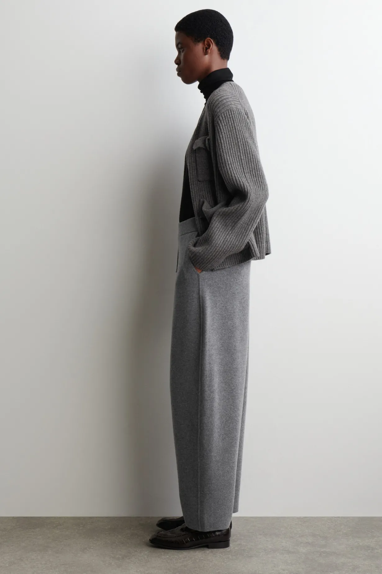 HOSE AUS MERINOWOLLE MIT BARREL-BEIN