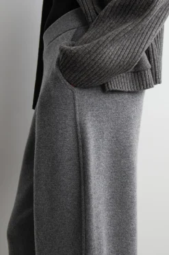 HOSE AUS MERINOWOLLE MIT BARREL-BEIN
