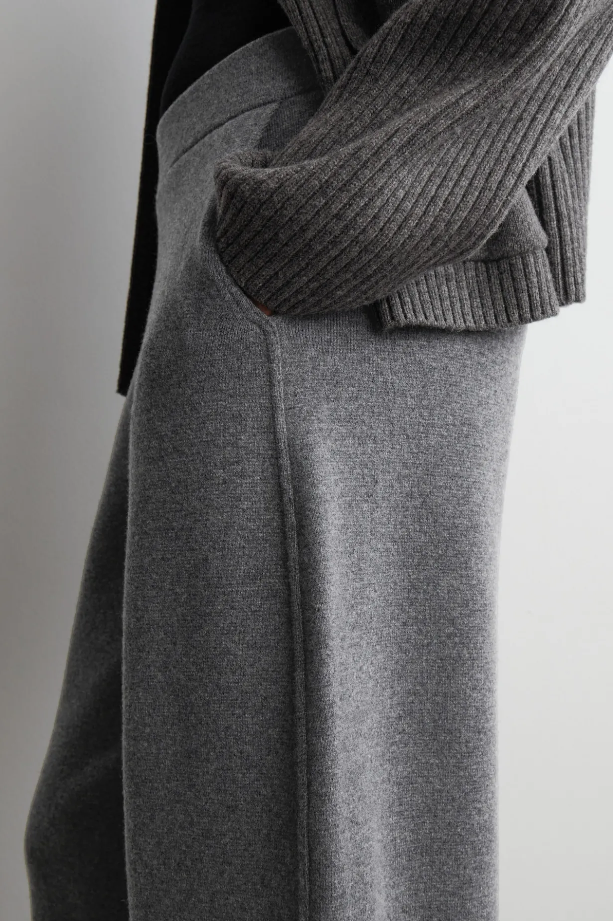 HOSE AUS MERINOWOLLE MIT BARREL-BEIN