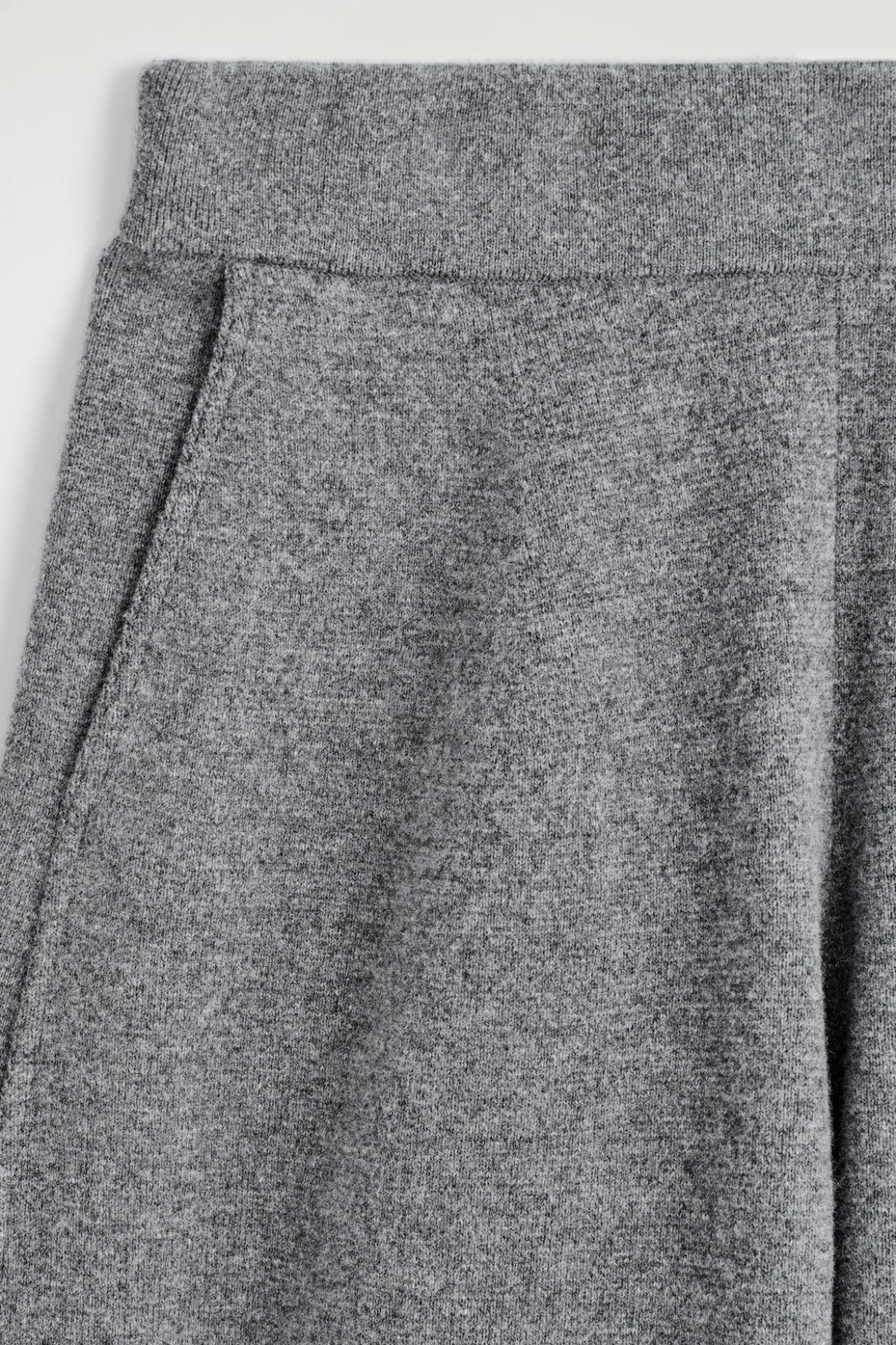 HOSE AUS MERINOWOLLE MIT BARREL-BEIN