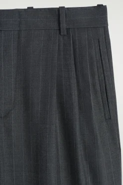 HOSE AUS MERINOWOLLE MIT WEITEM BEIN