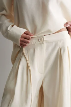 HOSE AUS MODAL MIT WEITEM BEIN UND FALTEN