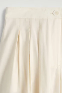 HOSE AUS MODAL MIT WEITEM BEIN UND FALTEN