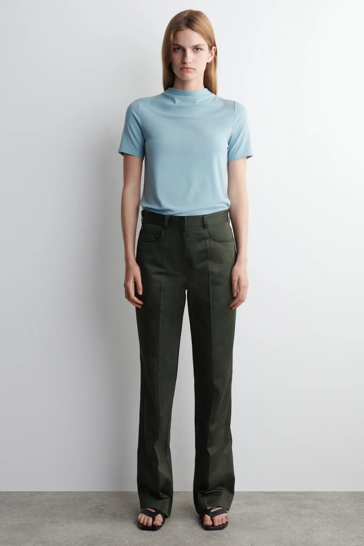 HOSE AUS SATIN MIT GERADEM BEIN