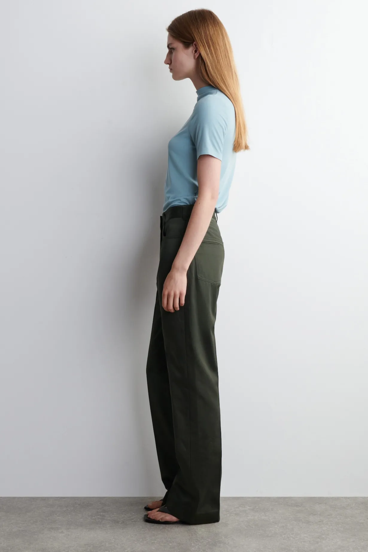 HOSE AUS SATIN MIT GERADEM BEIN