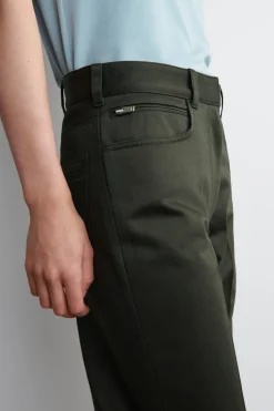 HOSE AUS SATIN MIT GERADEM BEIN