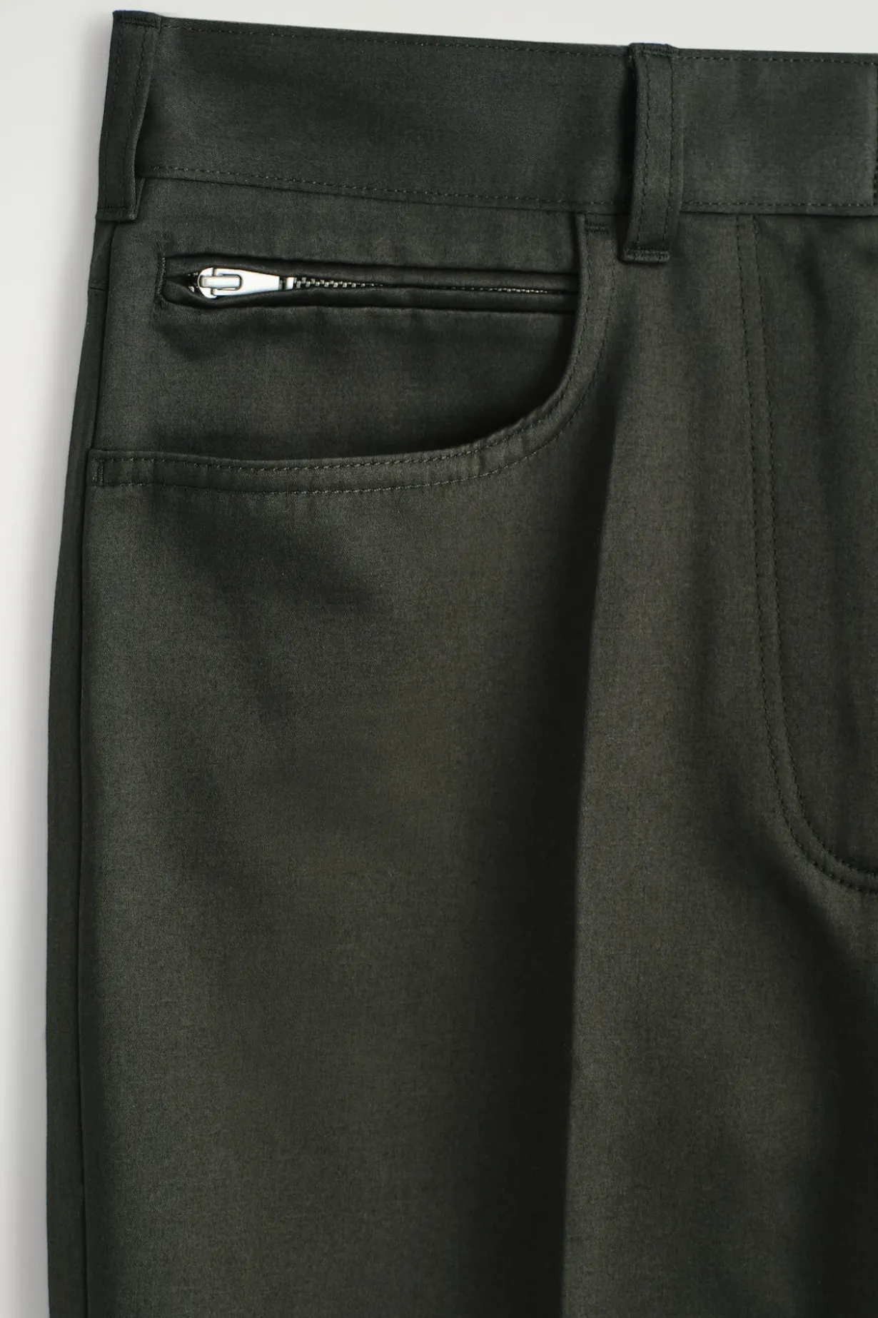 HOSE AUS SATIN MIT GERADEM BEIN