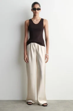 HOSE AUS SATIN MIT WEITEM BEIN