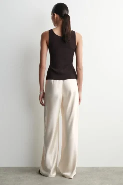 HOSE AUS SATIN MIT WEITEM BEIN