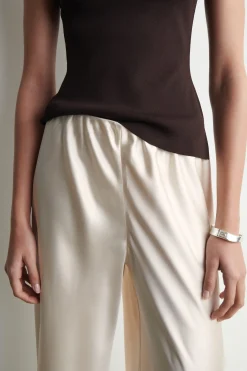 HOSE AUS SATIN MIT WEITEM BEIN