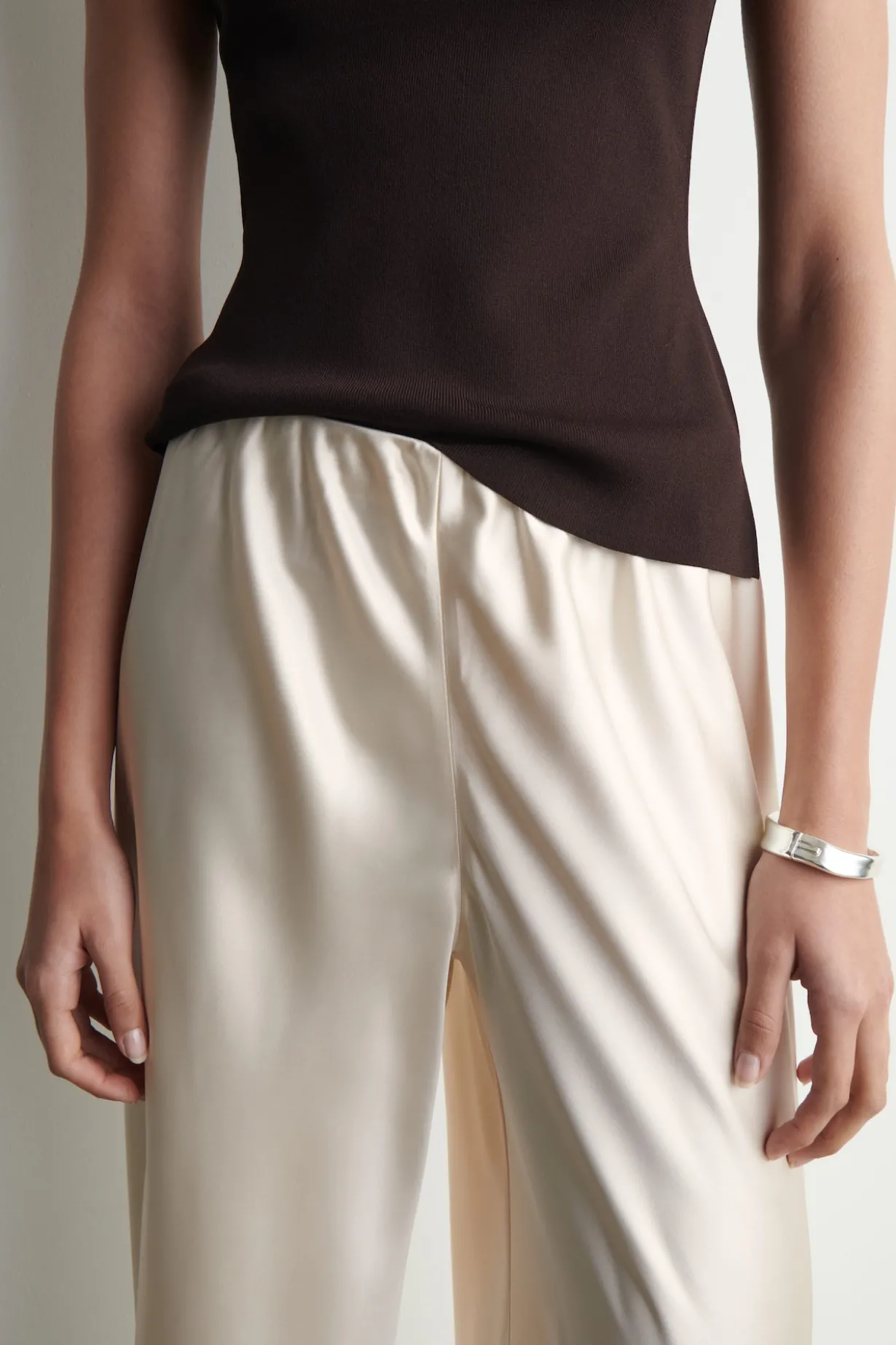 HOSE AUS SATIN MIT WEITEM BEIN