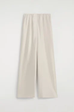 HOSE AUS SATIN MIT WEITEM BEIN