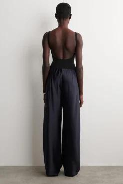 HOSE AUS SATIN MIT WEITEM BEIN