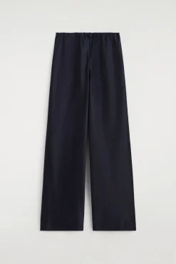HOSE AUS SATIN MIT WEITEM BEIN