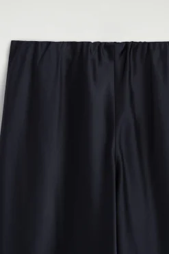 HOSE AUS SATIN MIT WEITEM BEIN