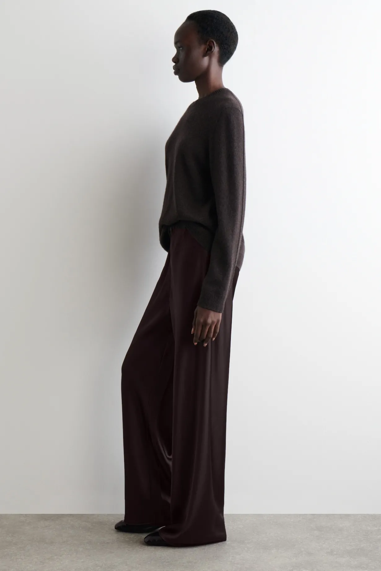 HOSE AUS SATIN MIT WEITEM BEIN