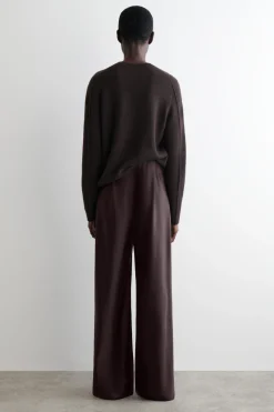 HOSE AUS SATIN MIT WEITEM BEIN