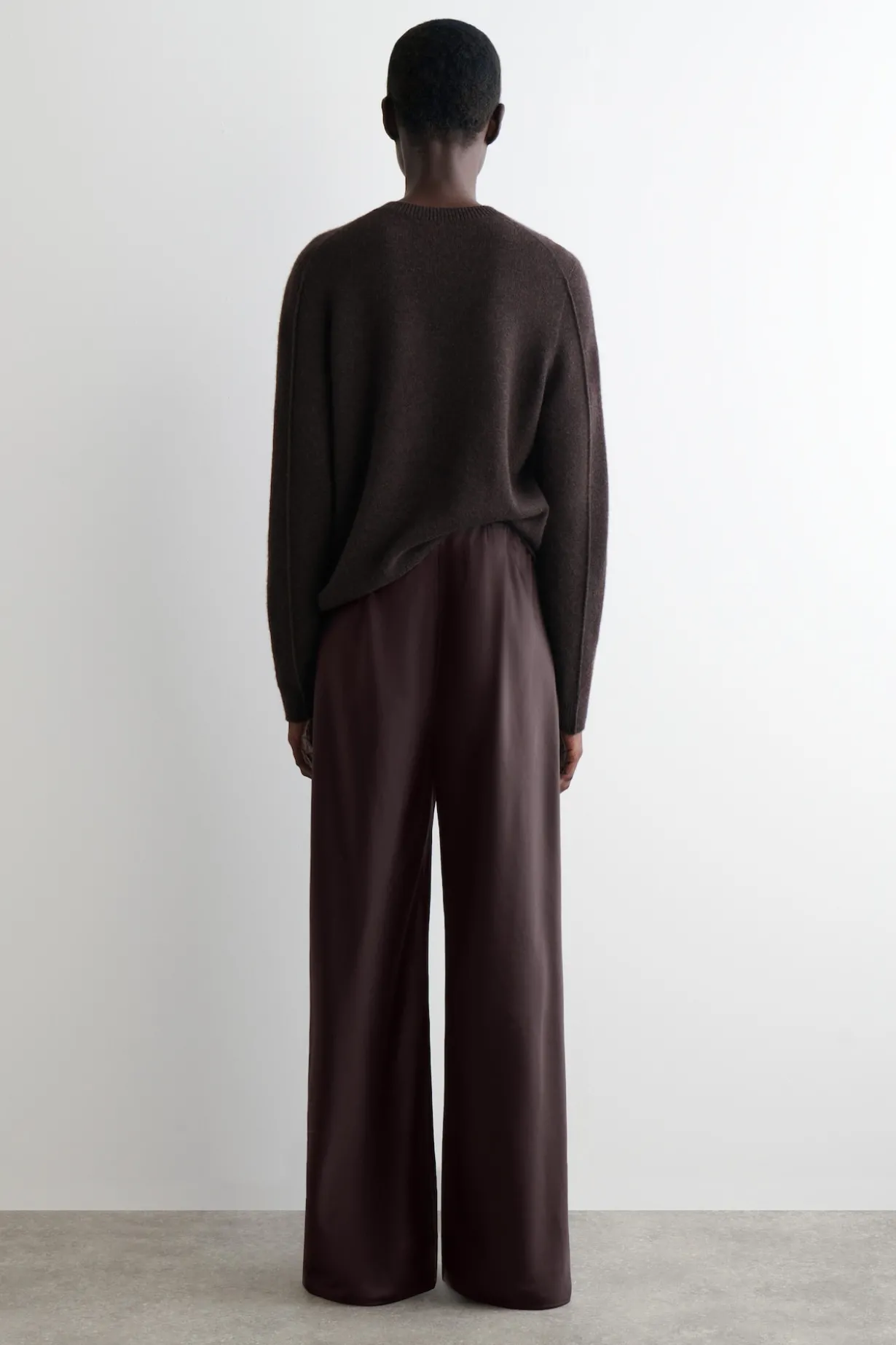HOSE AUS SATIN MIT WEITEM BEIN
