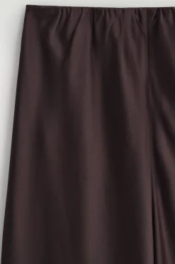 HOSE AUS SATIN MIT WEITEM BEIN