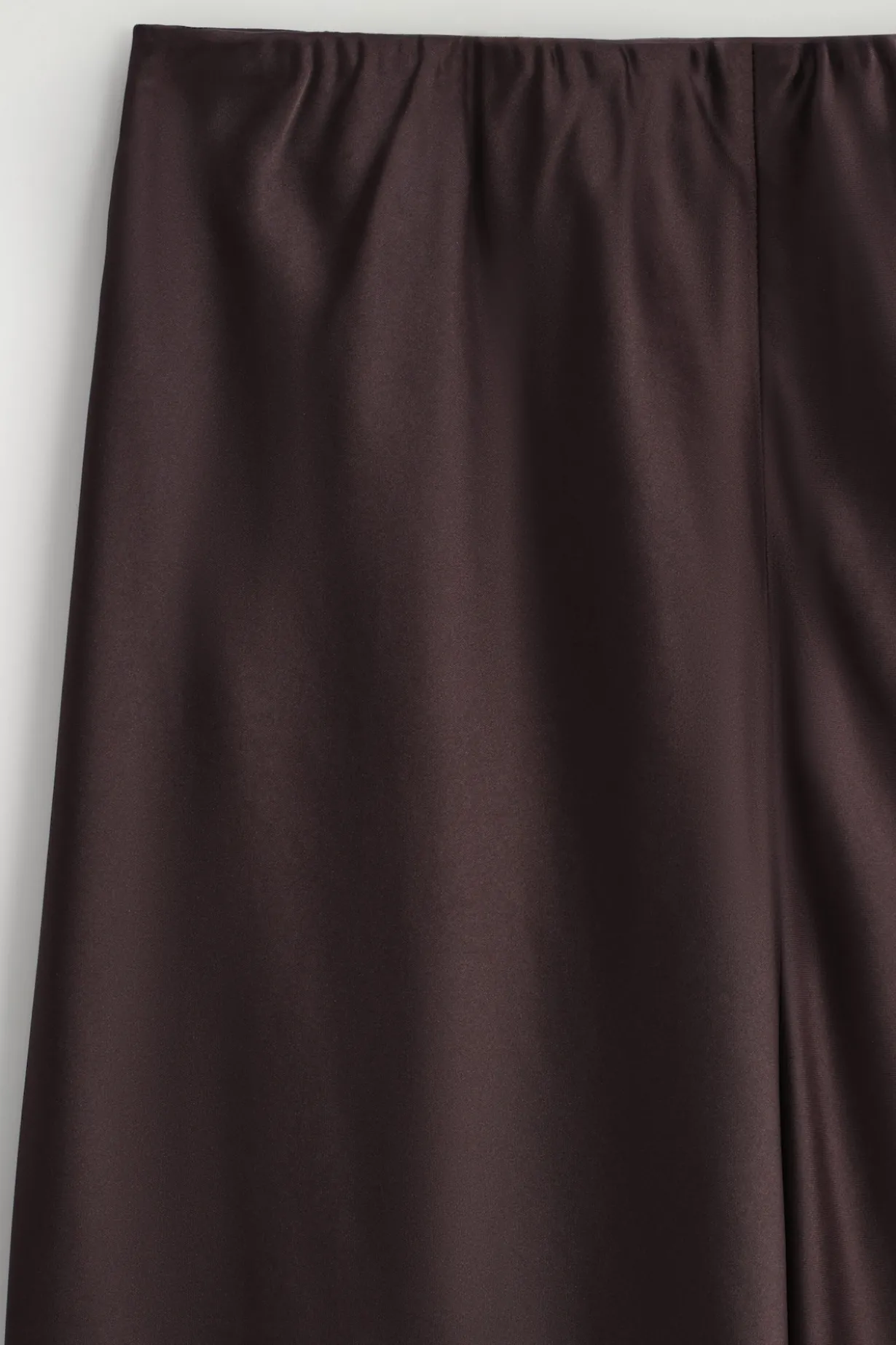 HOSE AUS SATIN MIT WEITEM BEIN