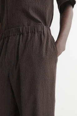 HOSE AUS SEERSUCKER MIT SCHMAL ZULAUFENDEM BEIN
