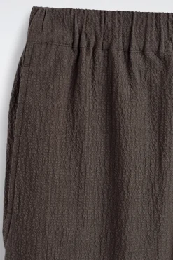 HOSE AUS SEERSUCKER MIT SCHMAL ZULAUFENDEM BEIN