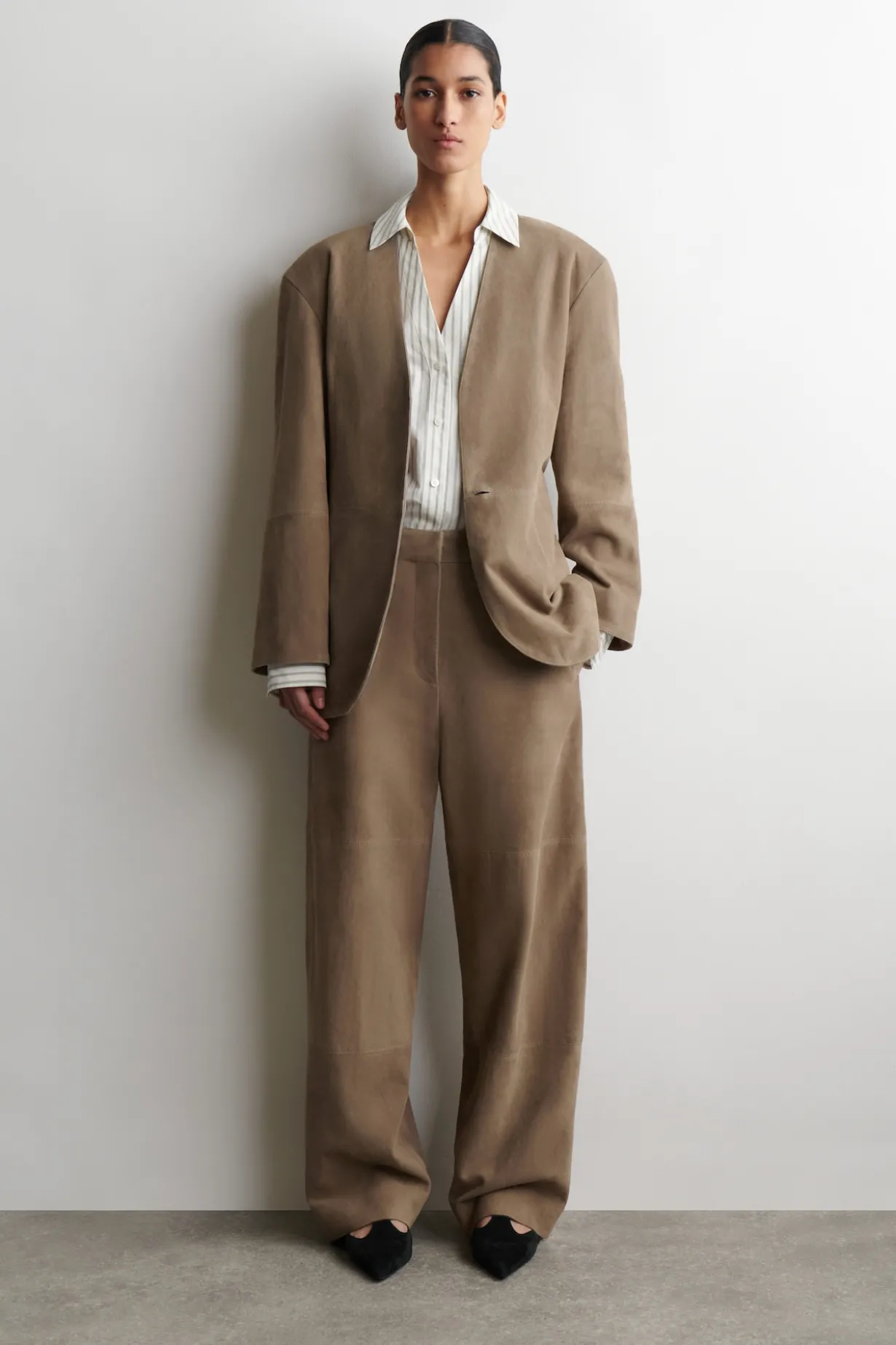 HOSE AUS VELOURSLEDER MIT GERADEM BEIN