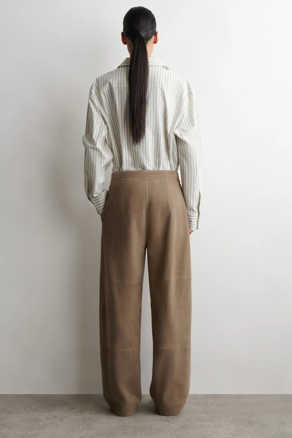 HOSE AUS VELOURSLEDER MIT GERADEM BEIN