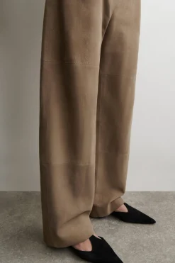 HOSE AUS VELOURSLEDER MIT GERADEM BEIN