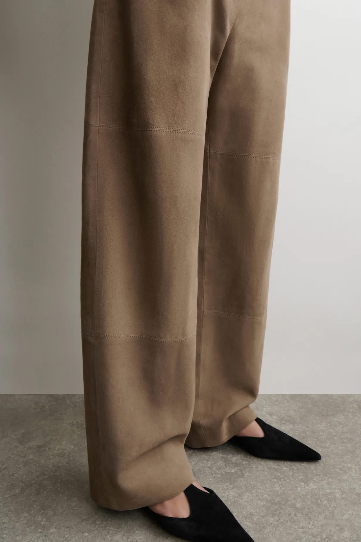 HOSE AUS VELOURSLEDER MIT GERADEM BEIN