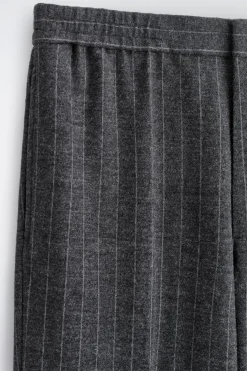 HOSE MIT ELASTISCHEM BUND UND NADELSTREIFEN