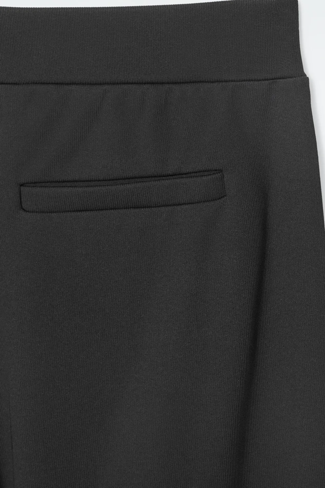 HOSE MIT GERADEM BEIN UND BIESEN