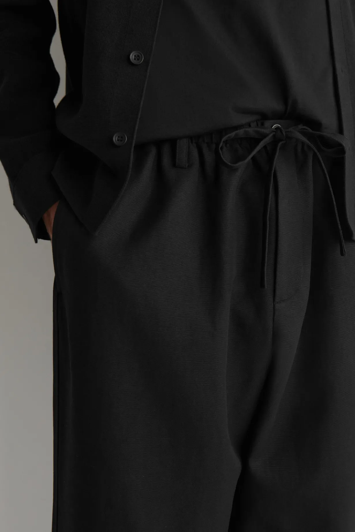 HOSE MIT KORDELZUGBUND UND BARREL-BEIN