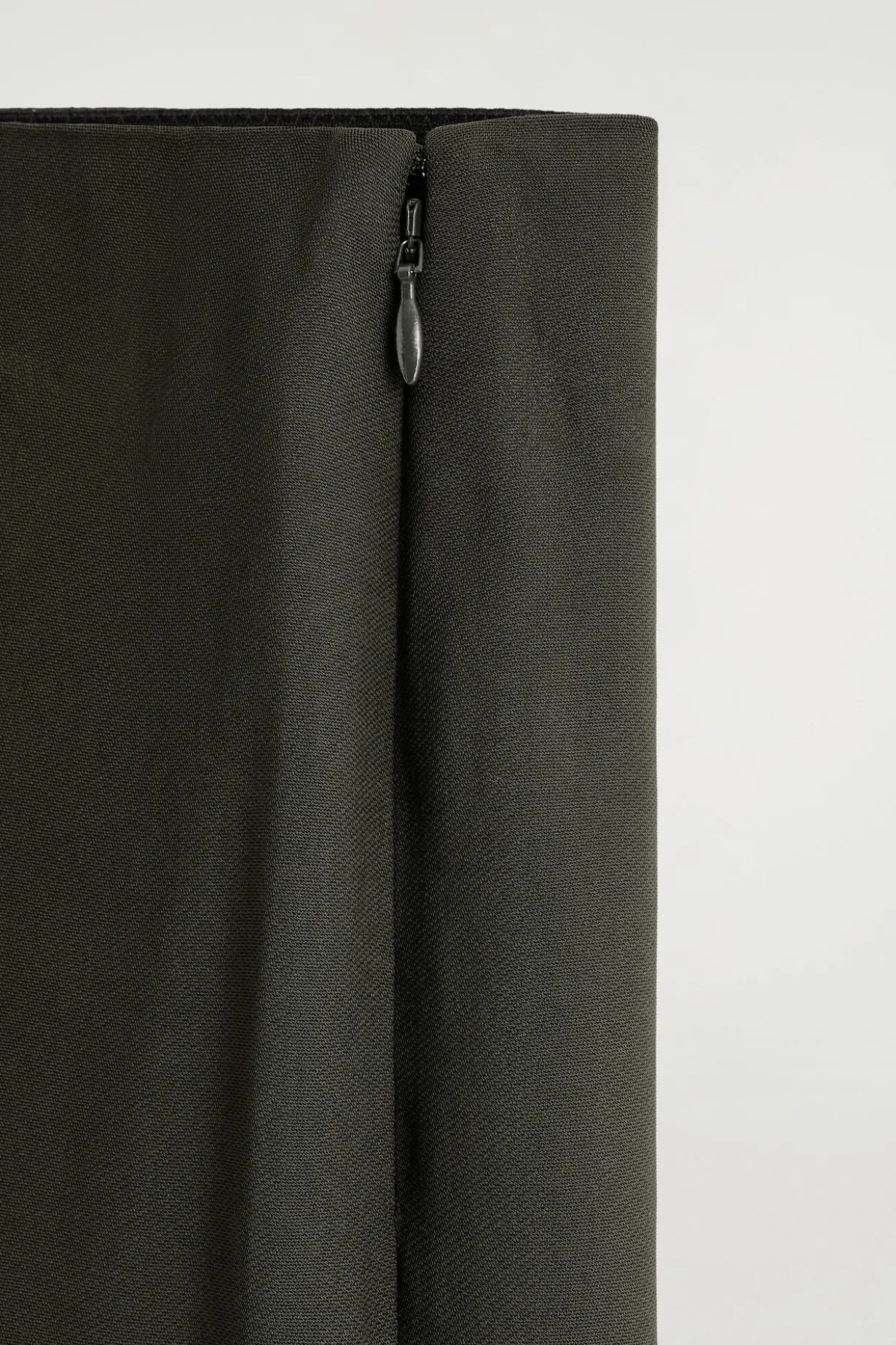 HOSE MIT SCHMALEM BEIN UND ELASTISCHEM BUND
