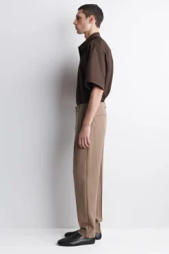 HOSE MIT SCHMALER PASSFORM AUS FLIEßENDEM TWILL