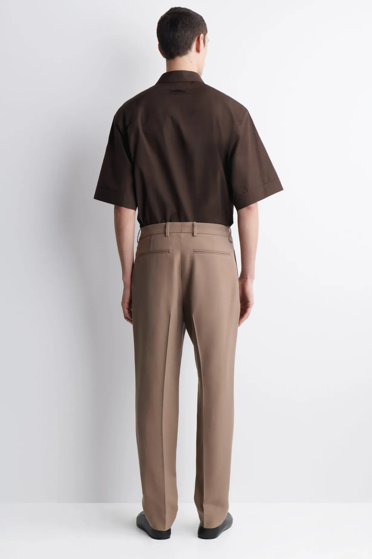 HOSE MIT SCHMALER PASSFORM AUS FLIEßENDEM TWILL