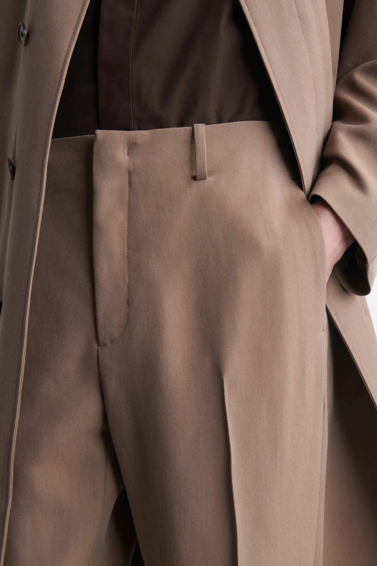 HOSE MIT SCHMALER PASSFORM AUS FLIEßENDEM TWILL