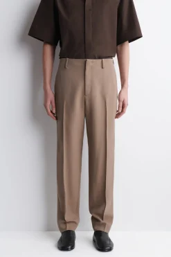 HOSE MIT SCHMALER PASSFORM AUS FLIEßENDEM TWILL