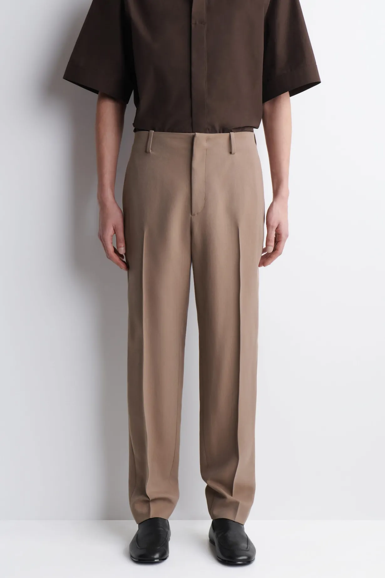 HOSE MIT SCHMALER PASSFORM AUS FLIEßENDEM TWILL